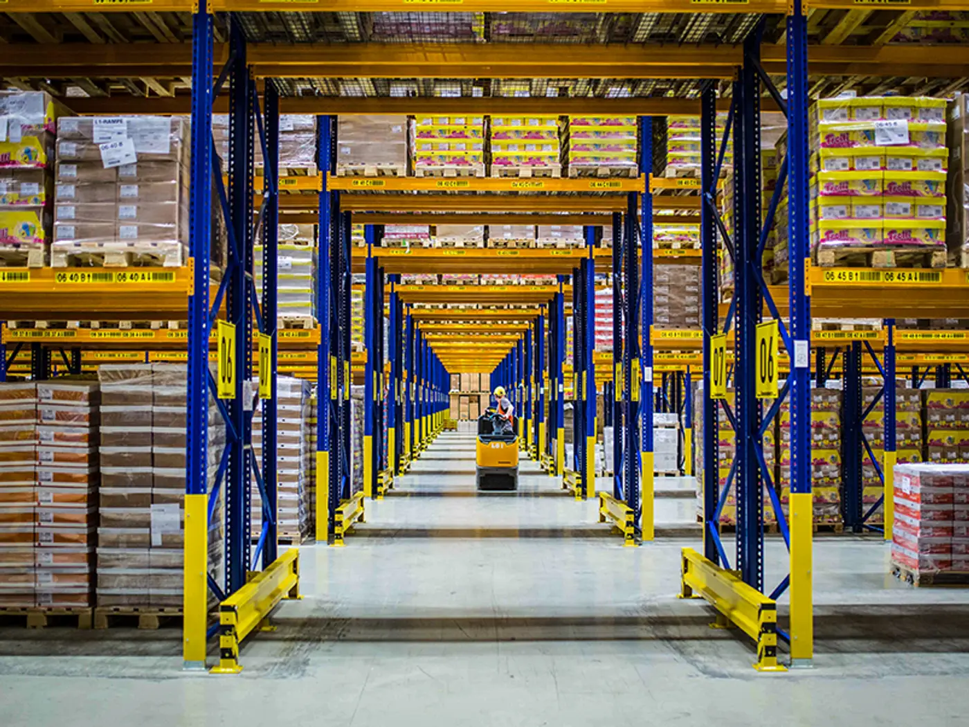 Αποθήκη logistics Raben με εμπορεύματα