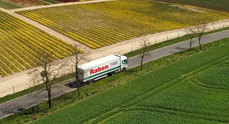 Ένα φορτηγό της Raben στον δρόμο