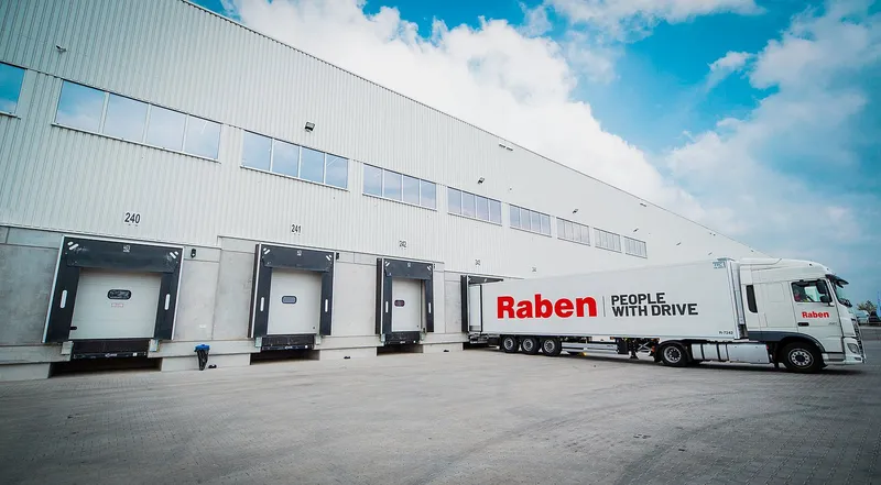 csm_Raben_long_truck_new_branding_on_warehouse_place-min_c4a56f648b.jpg