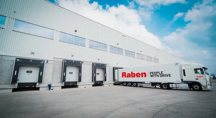 csm_Raben_long_truck_new_branding_on_warehouse_place-min_c4a56f648b.jpg