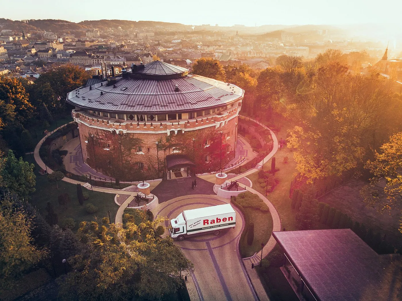 Raben teherautója a kerek épület mellett