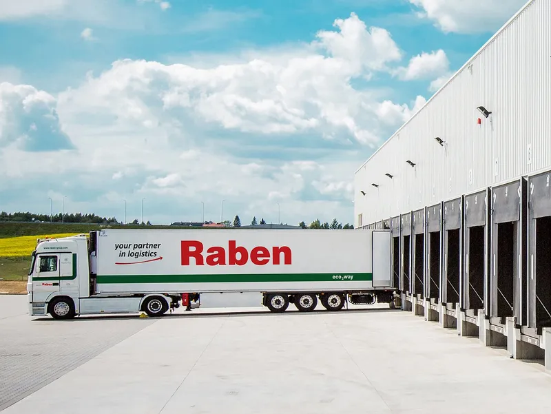 csm_Raben_long_truck_eco2way_old_branding_at_warehouse-min_4ea7ef3108.jpg