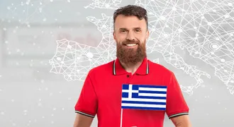 Υπάλληλος της Raben INTERTRANS που κρατά την ελληνική σημαία.