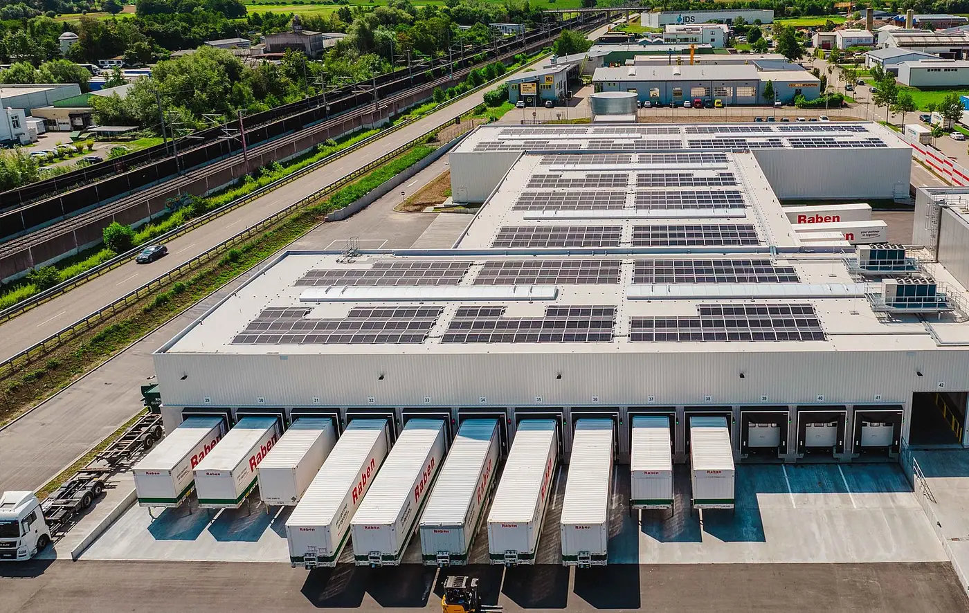 csm_RabenGroup_Lagermitarbeiter_2_63dad2f4a3.jpg