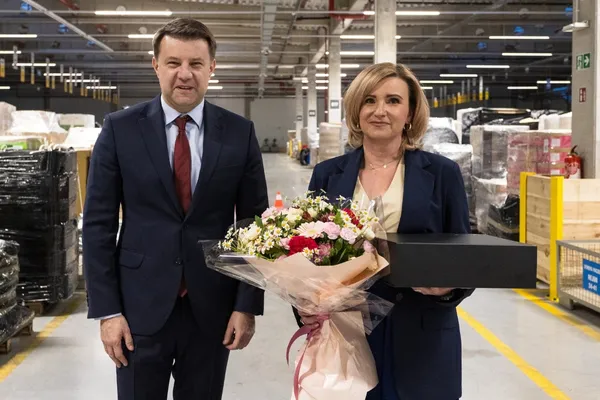 Na zdjęciu od lewej: Arkadiusz Wiśniewski, Prezydent Opola i Bożena Górecka, Kierownik Oddziału Raben Logistics Polska
