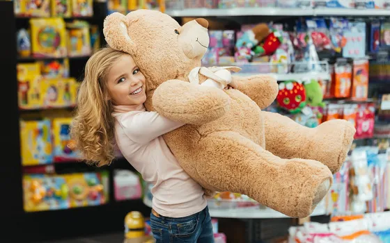 Una bambina e un orsacchiotto di peluche