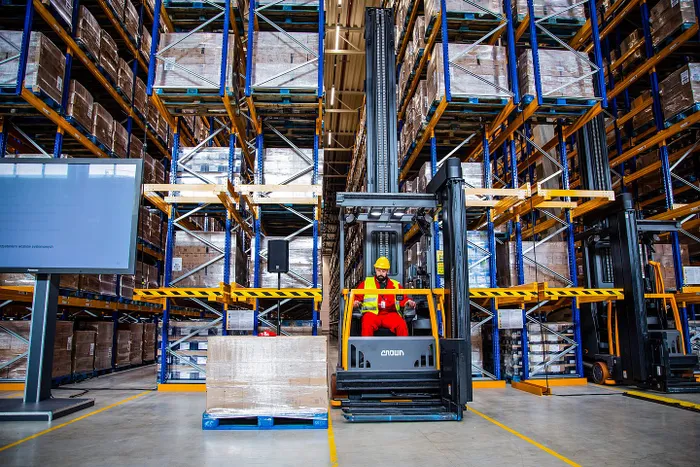 csm_Raben_warehaouse_inside_forlift-min_3ba2e7e038.jpg