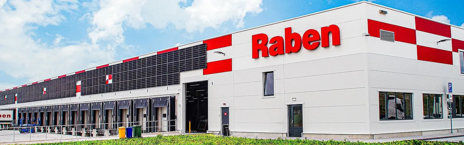 Moderní logistické centrum Eurohub Rokycany společnosti Raben Logistics s 56 nakládacími rampami a solárními panely