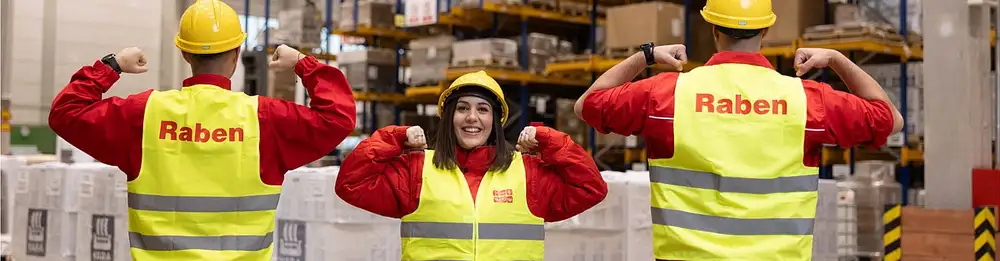 Angajați intr-un depozit Raben