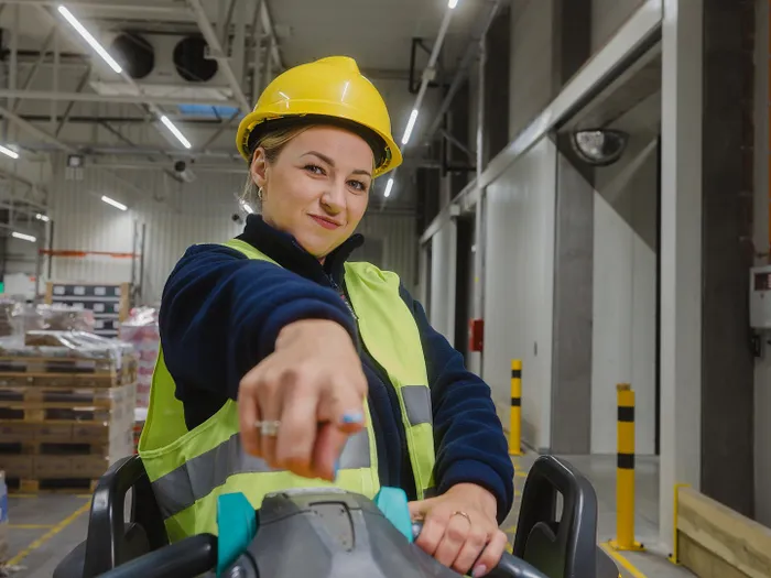 csm_Warehouse_worker_Fresh_3b33882c13.jpg