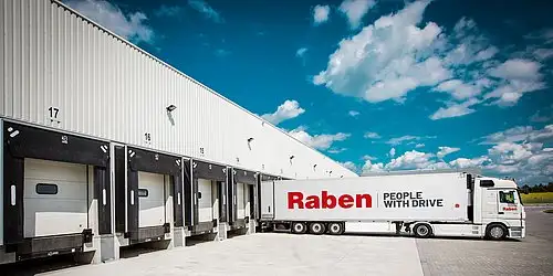 csm_Raben_long_truck_new_branding_on_warehouse_place_1-min_cb861a2824.jpg