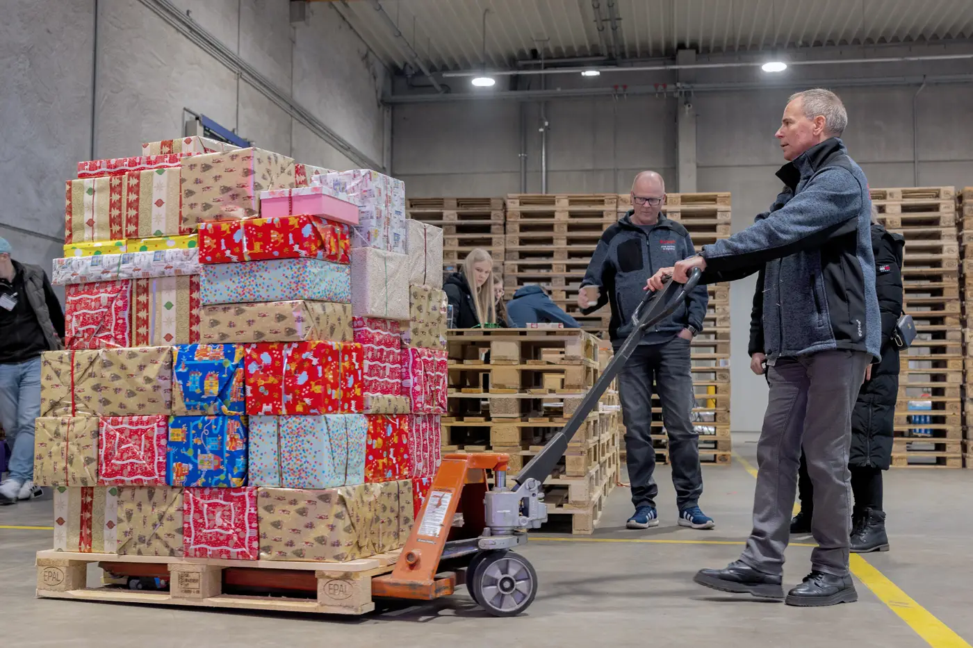 Raben deposunda Noel hediyeleri