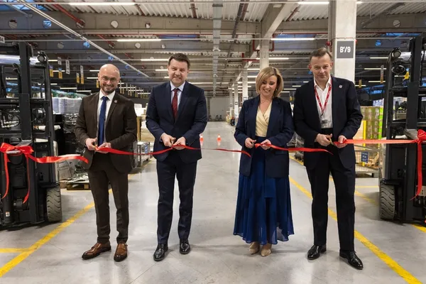 Na zdjęciu od lewej: Andrzej Bielecki, Dyrektor Regionu w Raben Logistics Polska; Arkadiusz Wiśniewski, Prezydent Opola; Bożena Górecka, Kierownik Oddziału Raben Logistics Polska; Wojciech Szafran, Dyrektor Generalny Raben Logistics Polska