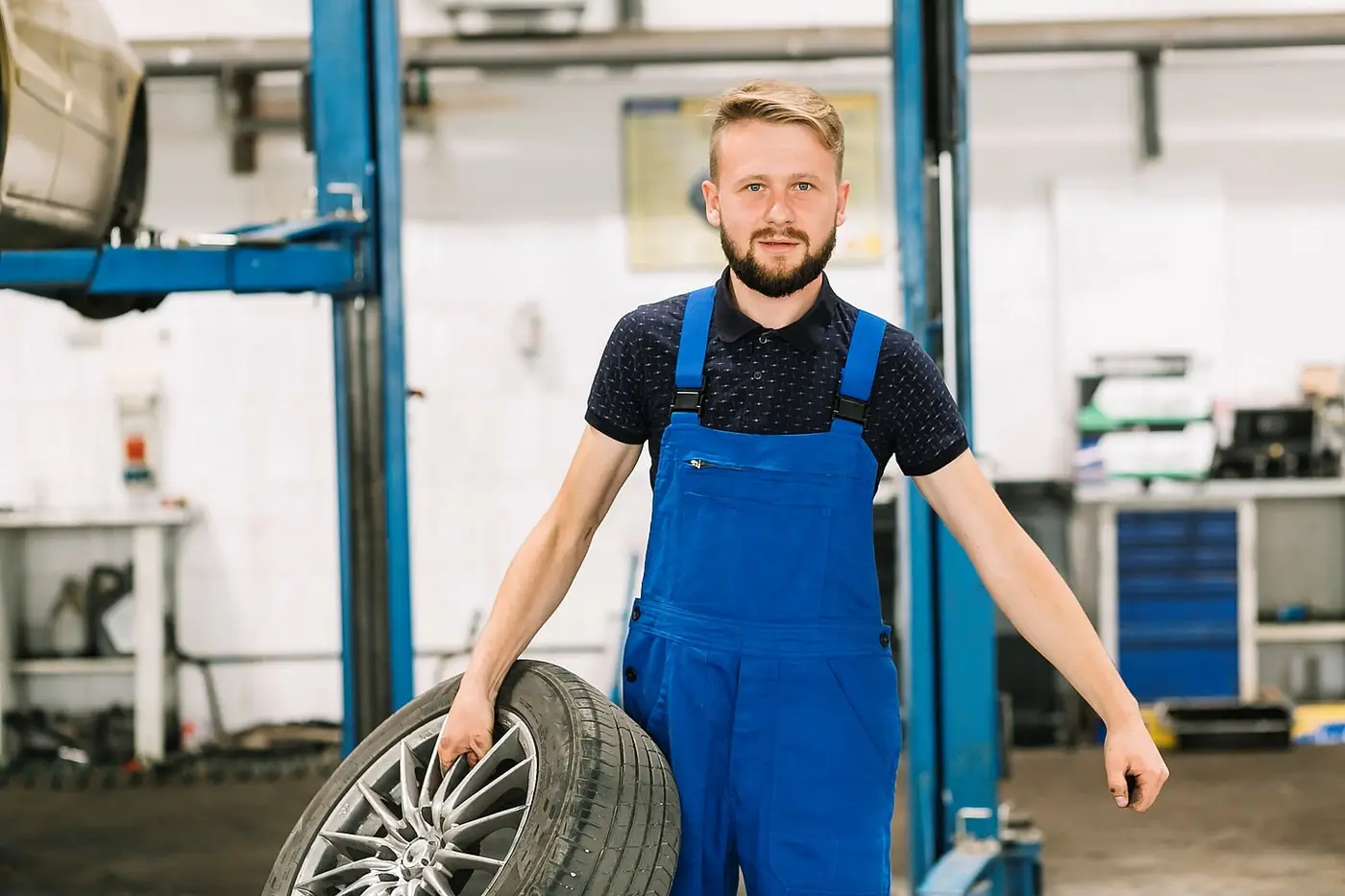 csm_mechanic-holding-tire_9c4d7203ce.jpg