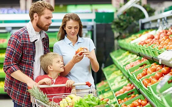 Семья покупает продовольственные товары в супермаркете