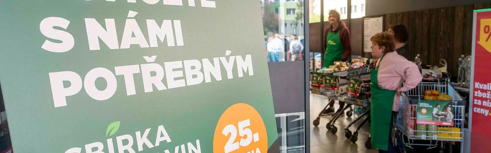 Dobrovolníci Sbírky potravin 2026 organizují darované potraviny v obchodě během akce podpořené společností Raben Logistics Czech.