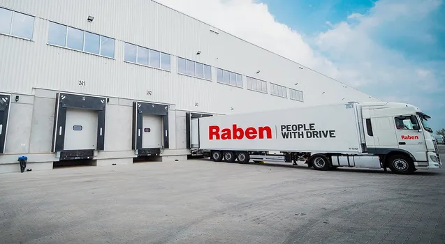 csm_Raben_long_truck_new_branding_on_warehouse_place-min_c9451bd615.jpg